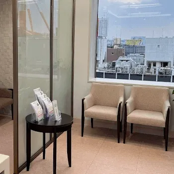 高須クリニック 横浜院のケミカルピーリングを受ける前の待合室