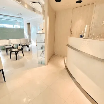 表参道スキンクリニック 全国3院のデンシティを受ける前の受付