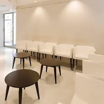 表参道スキンクリニック 全国3院のデンシティを受ける前の待合室