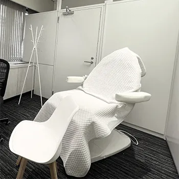 スマートスキンクリニック 全国2院のプロファイロを受ける施術室