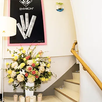 協和クリニックサロンのピコスポットを受けるクリニックの入り口に向かう階段