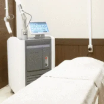 ユイメディカルクリニック 幕張医院のピコスポットを受ける施術室