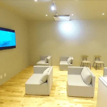 美容皮膚科エルムクリニック 福岡院のケミカルピーリングを受ける前の待合室