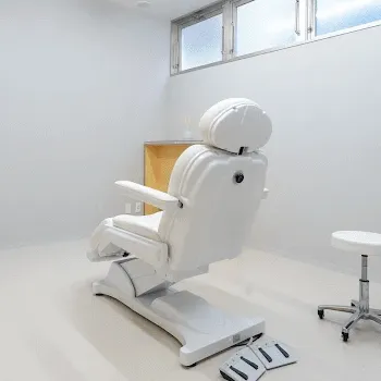 美容皮膚科エルムクリニック 福岡院のケミカルピーリングを受ける施術室