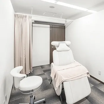 あやべクリニック 福岡院の脂肪冷却を受ける施術室