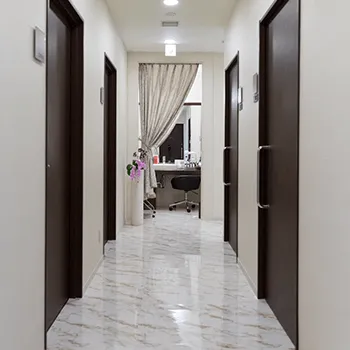 松林景一美容クリニック天神の脂肪冷却を受ける前の廊下