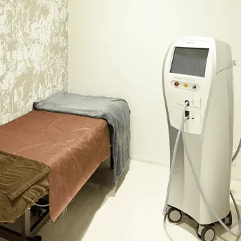 MODENA CLINIC 福岡2院のフォトフェイシャルを受ける施術室