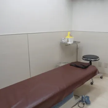 品川美容外科 福岡2院のフォトフェイシャルを受ける施術室