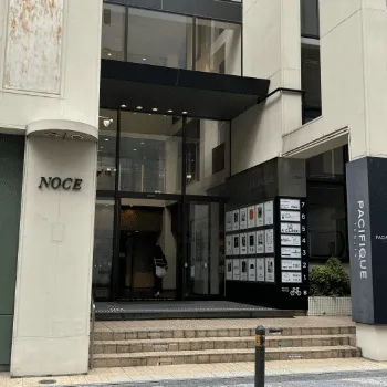 A CLINIC 福岡院のピコスポットを受けるクリニックが入っている建物の入り口