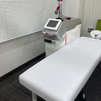 クララ美容皮膚科 福岡天神院のピコスポットを受ける施術室