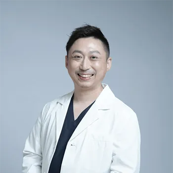 BAO CLINIC 福岡1院のプルリアルデンシファイを受ける前の診察を担当する医師