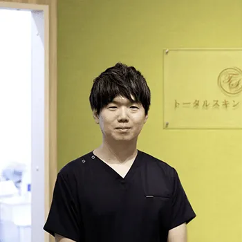 トータルスキンクリニックのプルリアルデンシファイを受ける前の診察を担当する医師