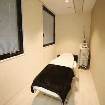 メディアージュクリニック 福岡院のプロファイロを受ける施術室