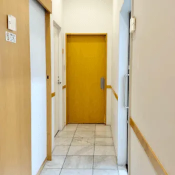 共立美容外科 福岡院の白玉点滴・注射を受ける前の廊下