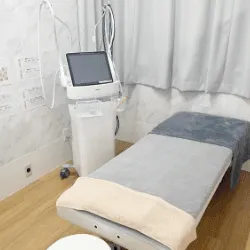 ダイヤモンドクリニック 池袋院のピコトーニングを受ける施術室