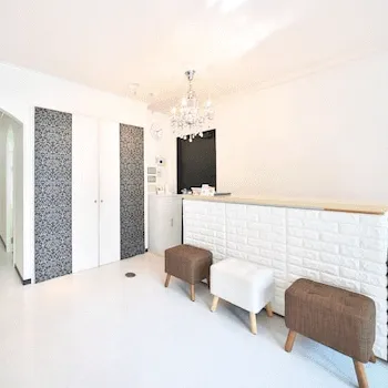 L美容クリニックのケミカルピーリングを受ける前の受付