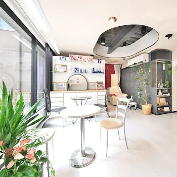 L美容クリニックのケミカルピーリングを受ける前の待合室