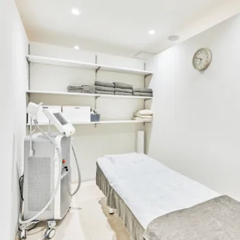 カレイドクリニック 横浜院のピコスポットを受ける施術室