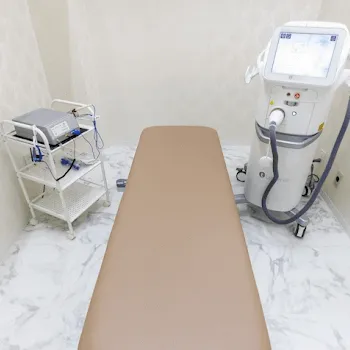 ふくや皮フ科クリニックのフォトフェイシャルを受ける施術室