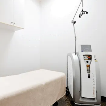 共立美容外科 神戸三宮院のフォトフェイシャルを受ける施術室