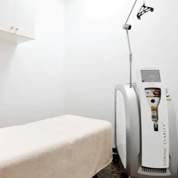 共立美容外科 神戸三宮院のピコスポットを受ける施術室