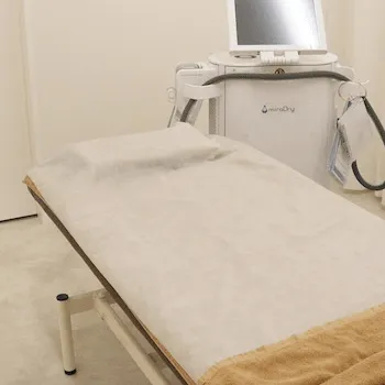 大西メディカルクリニックのピコスポットを受ける施術室