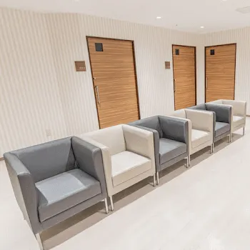 新神戸ウェルネスクリニック美容皮膚科のピコスポットを受ける前の待合室