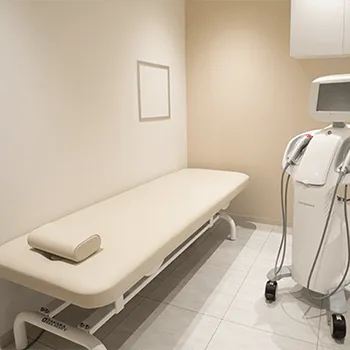 Les芦屋スキンクリニックのプロファイロを受ける施術室