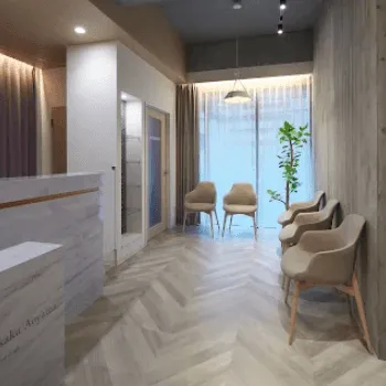 京都六角あおやま 形成外科皮ふ科のケミカルピーリングを受ける前の待合室