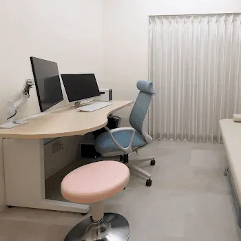 京都六角あおやま 形成外科皮ふ科のケミカルピーリングを受ける前の診察室