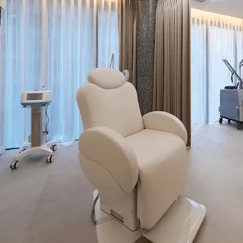 京都六角あおやま 形成外科皮ふ科のケミカルピーリングを受ける施術室