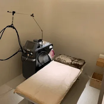 エクリュクリニックのケミカルピーリングを受ける施術室