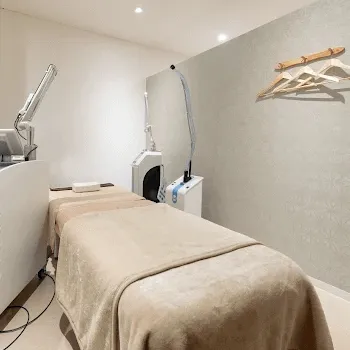 美容皮膚科エルムクリニック 京都院のケミカルピーリングを受ける施術室