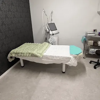 ルラ(LULA)美容クリニック 京都院のケミカルピーリングを受ける施術室