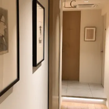 エクリュクリニックのフォトフェイシャルを受ける前の廊下