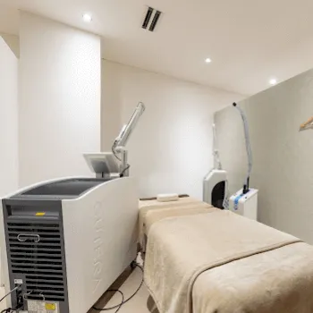 エルムクリニック 京都院のフォトフェイシャルを受ける施術室