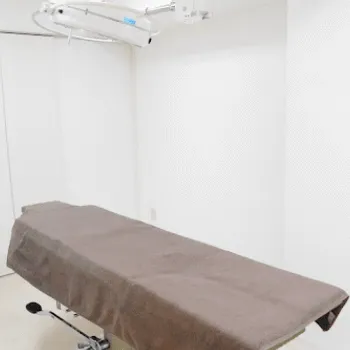 共立美容外科 京都院のフォトフェイシャルを受ける施術室