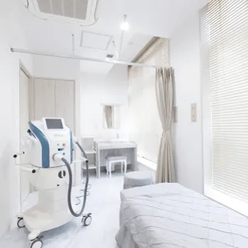 京都駅前まつたに乳腺·形成外科クリニックのフォトフェイシャルを受ける施術室