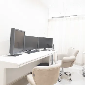 京都駅前まつたに乳腺·形成外科クリニックのフォトフェイシャルを受ける前の診察室