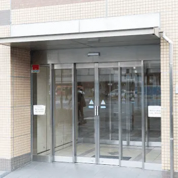 京都駅前まつたに乳腺·形成外科クリニックのフォトフェイシャルを受けるクリニックが入っているビルの入り口