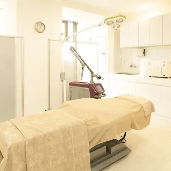 すなおクリニックのピコトーニングを受ける施術室