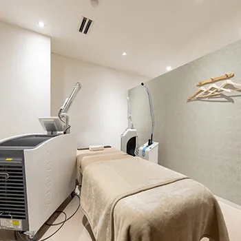 エルムクリニック 京都院のプルリアルデンシファイを受ける施術室