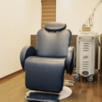 おのまりこ皮膚科クリニックのプロファイロを受ける施術室