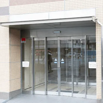 まつたに乳腺·形成外科クリニックの白玉点滴・注射を受けるクリニックが入っているビルの入り口