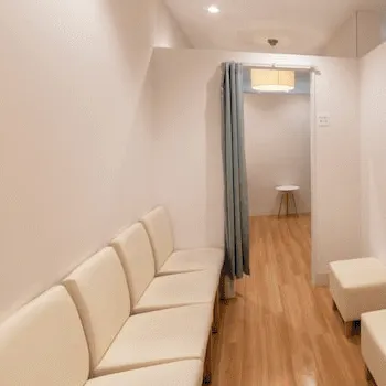 京都烏丸駅前皮フ科スキンクリニック・クリニーク京都烏丸のサブシジョンを受ける前の待合室