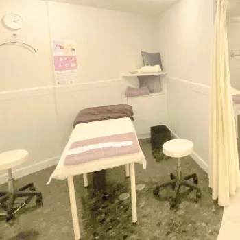 京都烏丸駅前皮フ科スキンクリニック・クリニーク京都烏丸のサブシジョンを受ける施術室