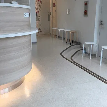 えいご皮フ科 京都御池院のサブシジョンを受ける前の待合室