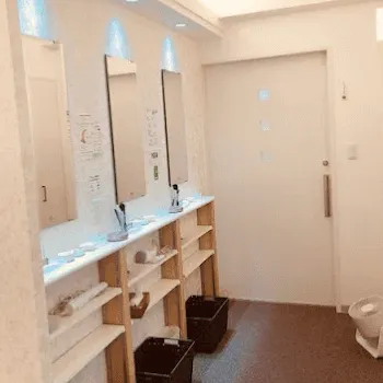 えいご皮フ科 京都御池院のサブシジョンを受けた後のパウダールーム
