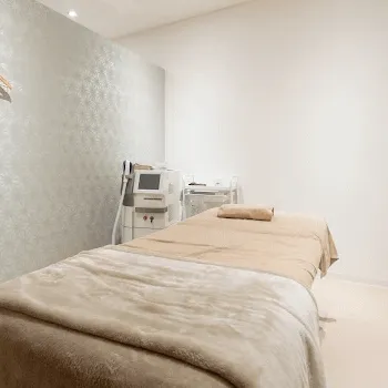 エルムクリニック 京都院のサブシジョンを受ける施術室