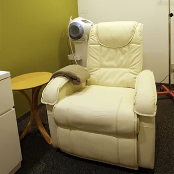 メディアージュクリニック 名古屋院のプロファイロを受ける施術室